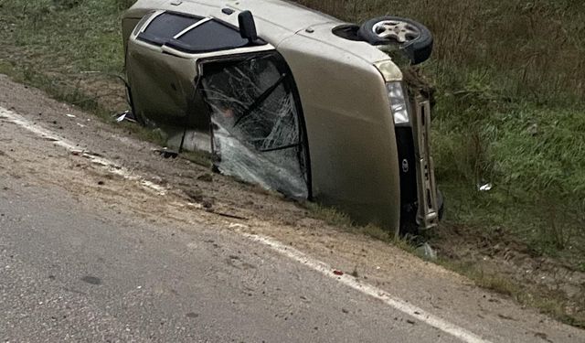 Yoğun sis beraberinde kaza getirdi: Devrilen otomobil sürücüsü yaralandı