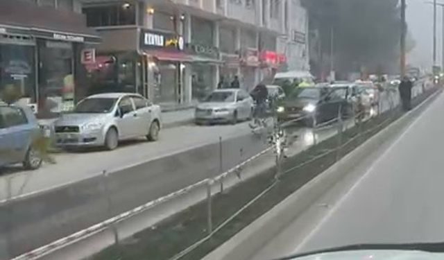 Yola dökülen kaygan madde zincirleme kazaya neden oldu