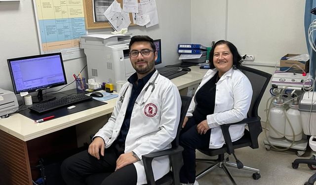 Ebe anne doktor oğluyla birlikte şifa dağıtıyor