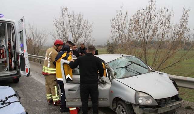 Kontrolden çıkan otomobil refüje ve bariyerlere çarptı: 1 ölü, 1 yaralı