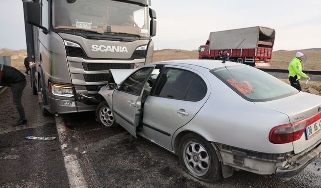 Otomobille tır kafa kafaya çarpıştı: 1 ölü 1'i ağır 3 yaralı
