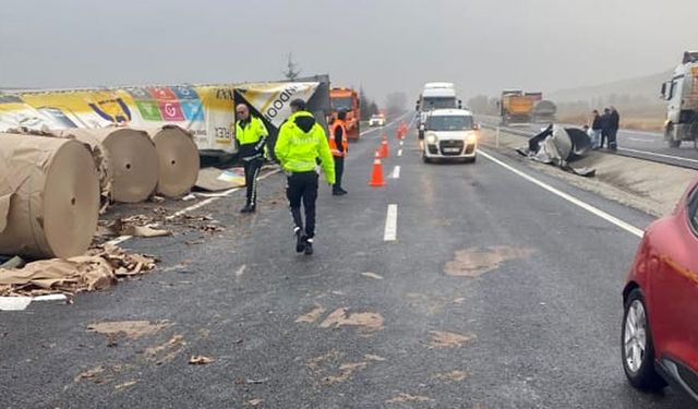 Yaban hayvanı kazaya yol açtı: Devrilen tırın üzerindeki demir plaka başka bir tıra çarptı