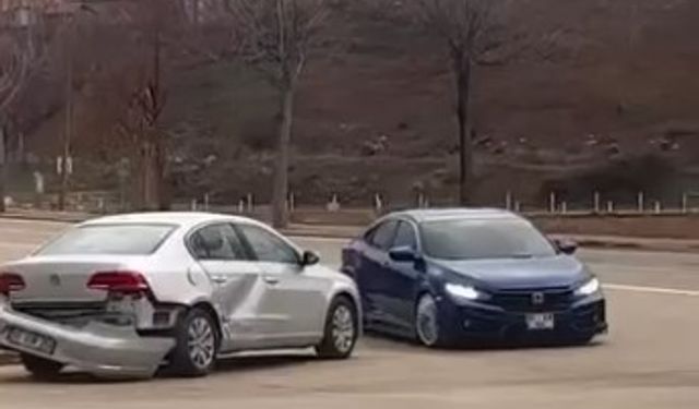 Otomobillerin çarpıştığı kaza kamerada