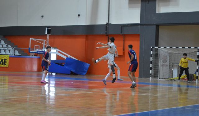 Kırşehir Spor Salonu’nda Futsal Heyecanı Zirveye Çıktı