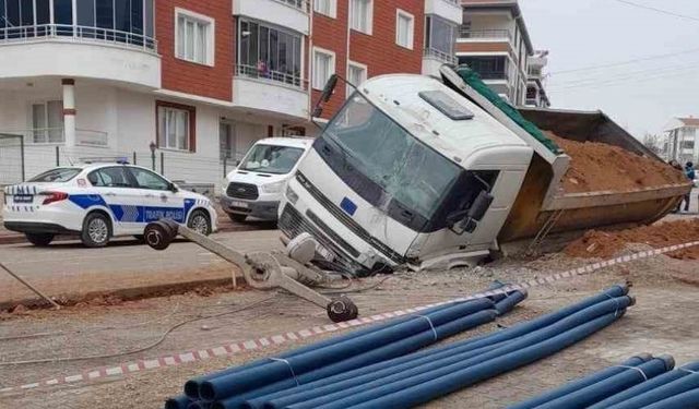 Park halindeki kamyon çukura düştü