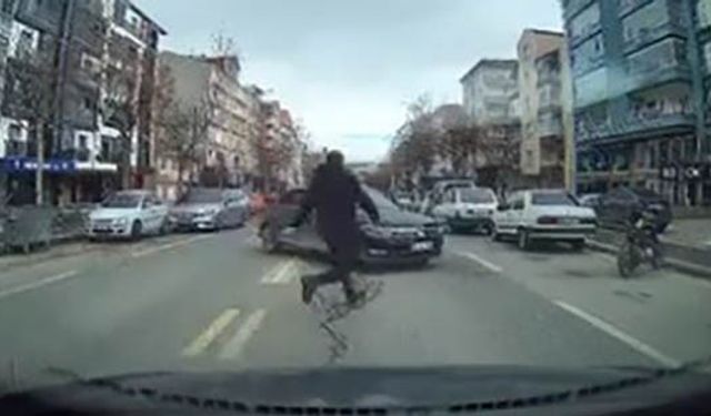 El freni çekilmeyen araç hareket etti, başka bir sürücü koşarak el frenini çekti