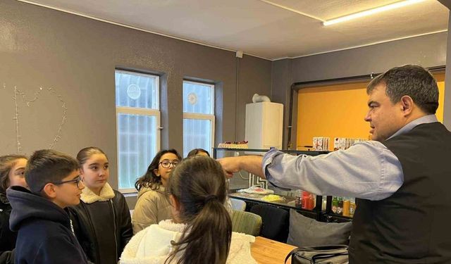 Kırşehir Vali Yardımcısı Balcı tost yaptı, öğrencilerin hesabını ödedi