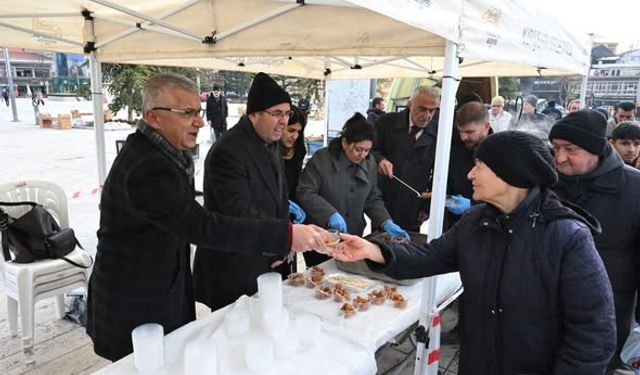 Cacabey Meydanı’nda Miraç Kandili lokması dağıtıldı