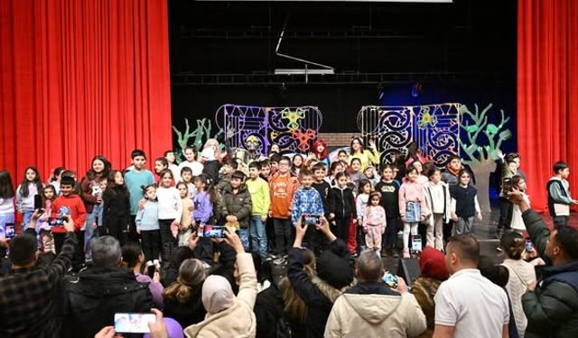 Kırşehir Belediyesi Çocuk Festivali başladı: “Sihirli Dünya Müzikali” sahnelend