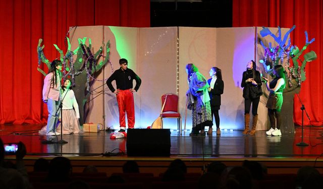 Çocuk Festivali’nde “Yeni Yıl Macerası” Sahnelendi