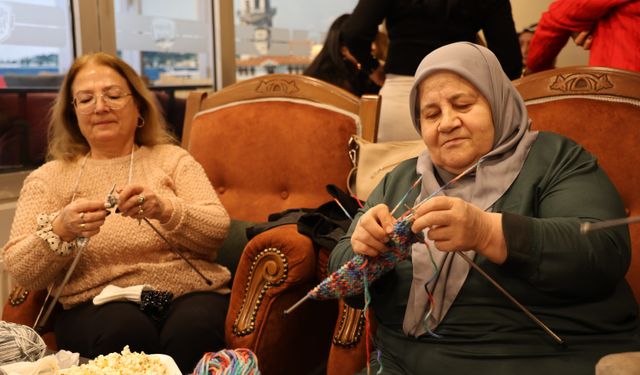 Kırşehir'de kadınlardan ihtiyaç sahibi çocuklara karne hediyesi