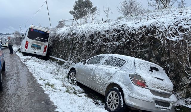Yolcu midibüsü kazazede aileye çarptı: 1 ölü, 3 yaralı
