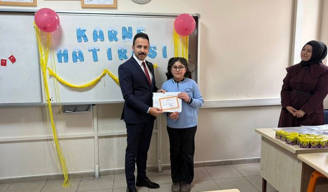 Kaymakam Öğüt öğrencilerin karne heyecanına ortak oldu