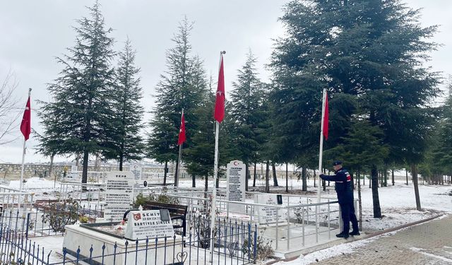 Kırşehir İl Jandarma Komutanlığı’ndan Şehitliklerde Anlamlı Çalışma