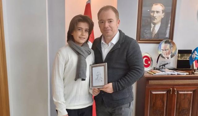 Kuzey Yılmaz’dan Müdür Gülşen’e Anlamlı Hediye