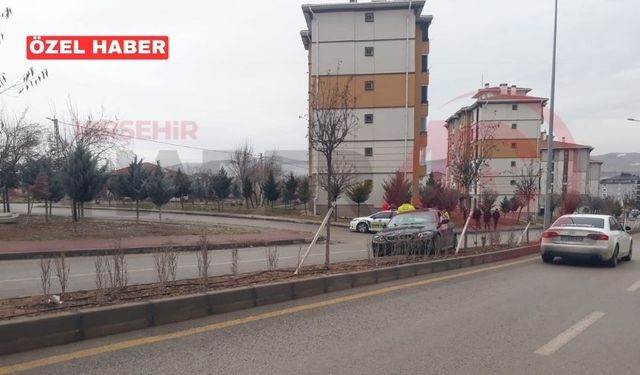 Bağbaşı TOKİ Yolunda Araç Refüje Çıktı