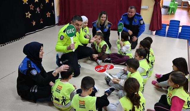 Kırşehir Polisi Miniklere Güvenlik ve Trafik Kurallarını Anlattı