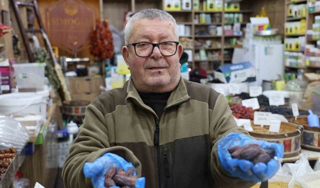 Kırşehir'de Ramazan hareketliliği: Hurma tezgahlardaki yerini aldı