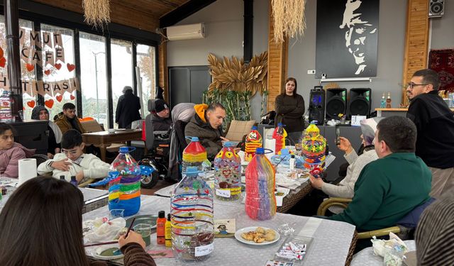 Özel Eller Sokak Hayvanları İçin Üretti