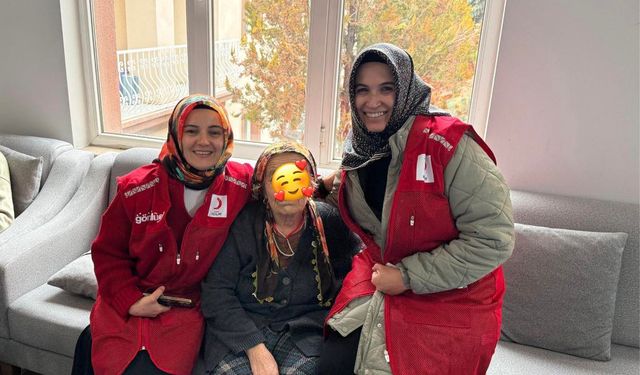 Kızılay Gönüllüleri Büyüklerin Gönlünü Aldı