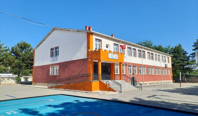 Necatibey Ortaokulu’nda Esma Nur Okşak’tan Bayrak Coşkusu