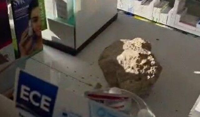 Fark ücreti vermek istemeyen kadın eczaneye taşla saldırdı, kapıları tekmeledi