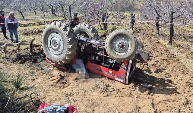 Tarlasını sürerken devrilen traktörün altında kaldı