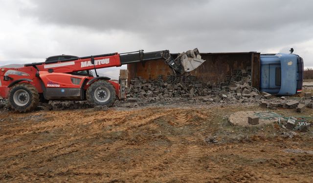Kırşehir’de briket yüklü kamyon yan yattı