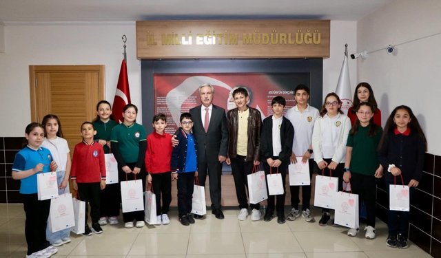 Minik Kitap Kurtları Ödüllerine Kavuştu