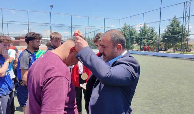 Futbol ve Voleybolda Şampiyonlar Ödüllerine Kavuştu