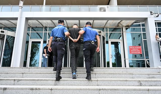 Kırmızı bültenle aranan hükümlü havalimanında yakalandı