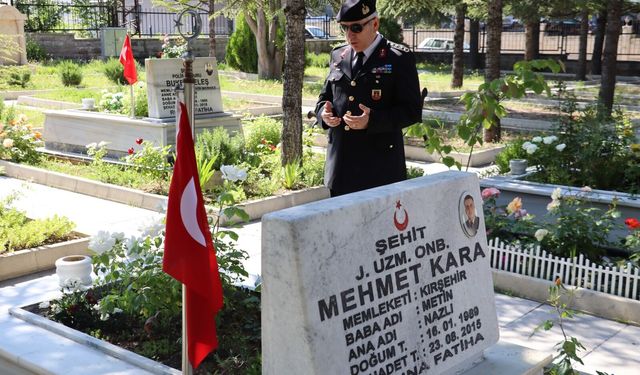 Karanfiller Dualarla Bırakıldı