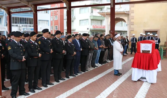 Türk Bayrağına Sarılı Naaş Dualarla Defnedildi