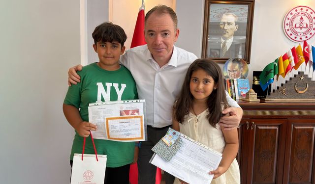 Zeynep ve Miraç Karne Sevincini Müdür Gülşen ile Paylaştı