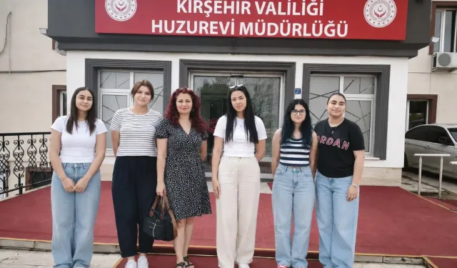 Kırşehirli Lise Öğrencilerinden Huzurevi Sakinlerine Anlamlı Ziyaret