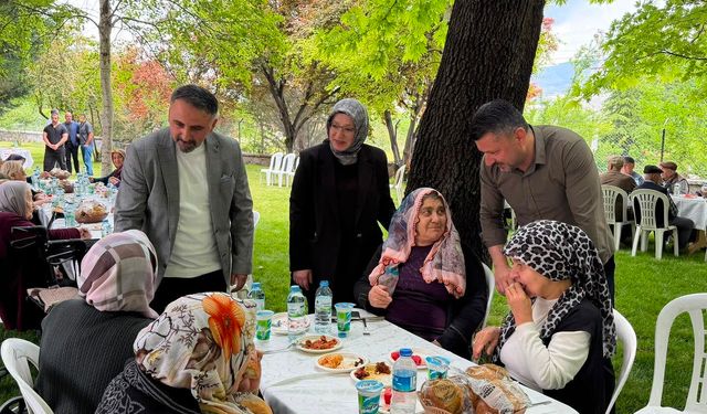 AK Parti Heyeti Huzurevi Sakinleriyle Bir Araya Geldi