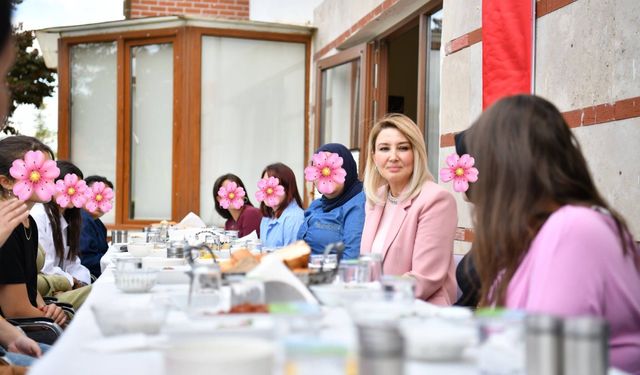 Sevgi Evlerinde Gönül Buluşması