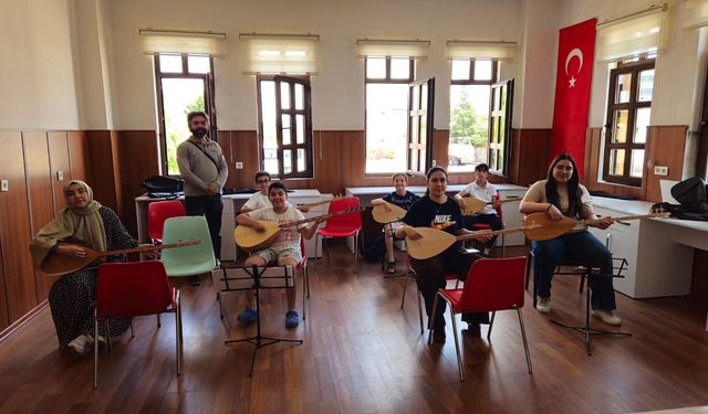 Kaman Gençlik Merkezi'nde Gençler Bağlama Kursu ile Kültürlerini Geleceğe Taşıyor