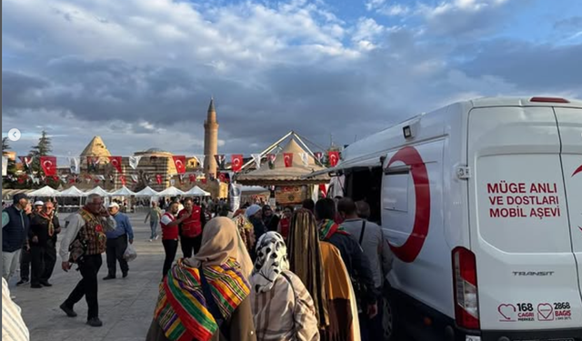 Kızılay’dan Cacabey Meydanı’nda Sıcak Çorba İkramı
