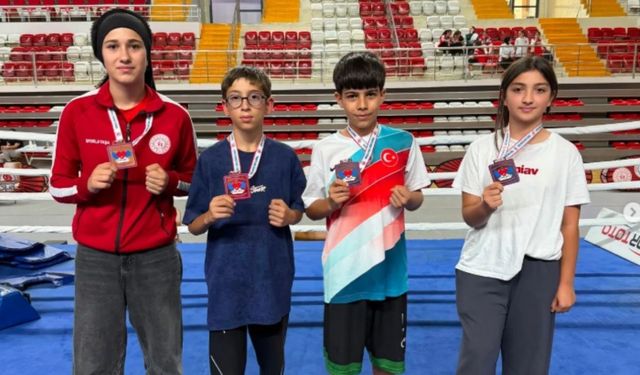 SİVAS’TA KIRŞEHİR RÜZGÂRI: GENÇ BOKSÖRLERDEN 4 MADALYA