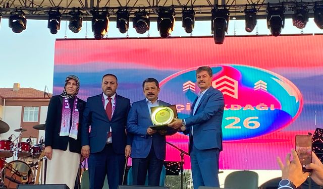 Çiçekdağı’nda Valiye Hasan Hakanoğlu ve Necmettin Erkan’dan Plaket