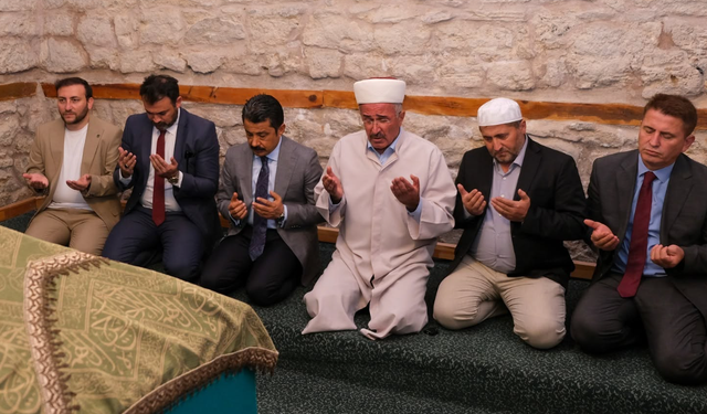 Ahi Evran Veli Türbesi’nin Örtüsü Dualarla Değiştirildi