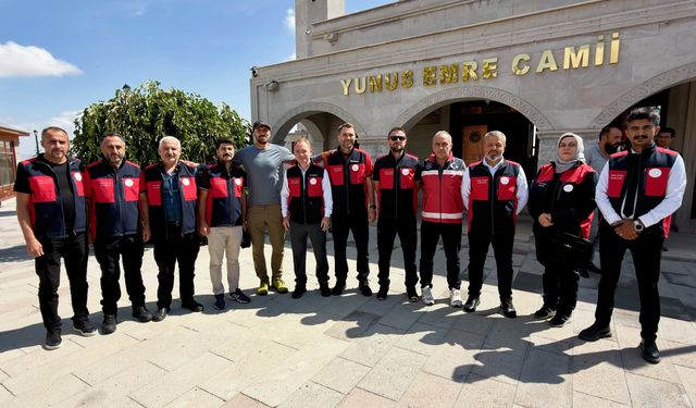 SERDAR KILIÇ, YUNUS EMRE TÜRBESİ’NDE ÖĞRENCİLERLE BULUŞTU