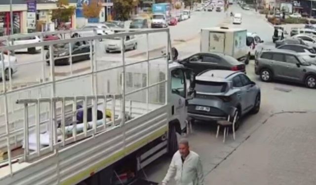 Kırşehir'de ters yönden giden motosikletin otomobile çarptığı anlar görüntülendi
