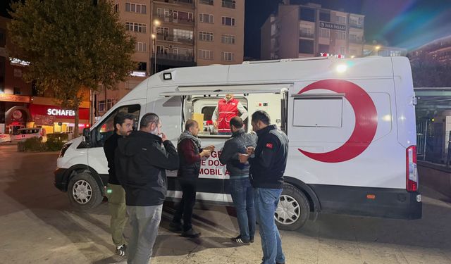 Kızılay’dan Cacabey Meydanı’nda Çay İkramı Yapıldı