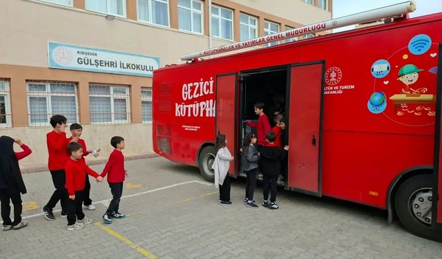 Kırşehir’de Gezici Kütüphane Öğrencilerle Buluştu