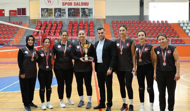 Kaman Kaymakamlığı Kadın Voleybol Takımı İl Birincisi Oldu