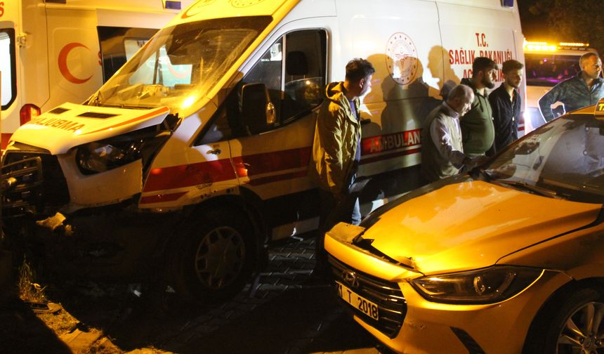 Ambulans ile taksinin çarpışması sonucu 4 kişi yaralandı