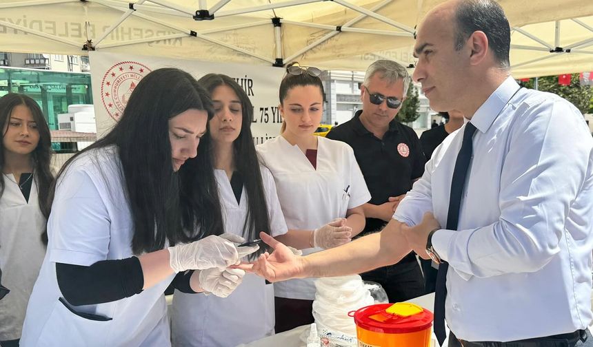 Geleceğin sağlıkçıları bir günde 1500 kişiyi bilgilendirdi