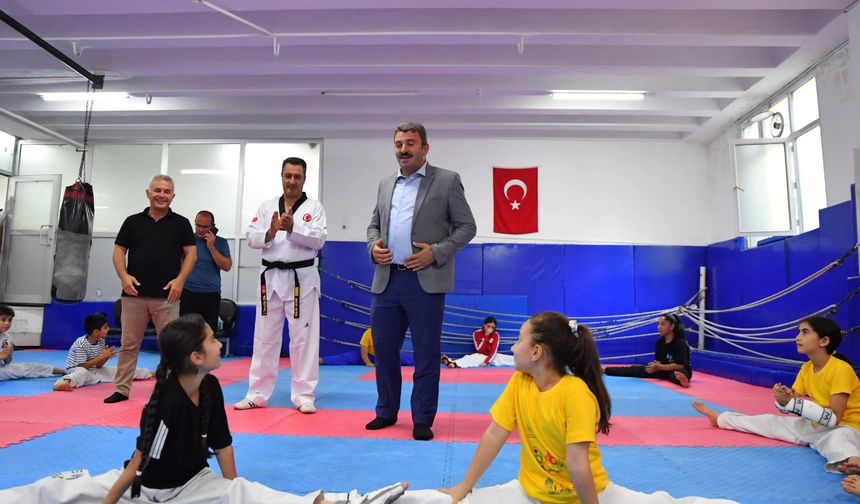 Taekwondo Tutkusu Aşıkpaşa Spor Salonu’nda Yaşanıyor